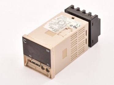 Omron E5CS-R1KJ / 100-240VAC - Used