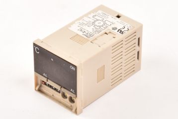 Omron E5CS-R1KJ / 100-240VAC - Used